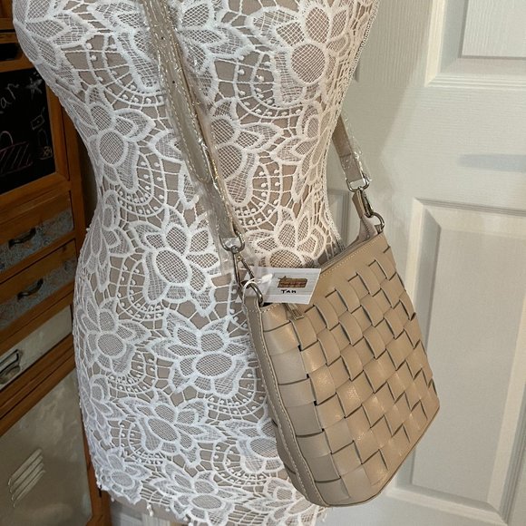 Basket Weave Bucket Bag / Handbag in Tan - NWT - Picture 4 of 12